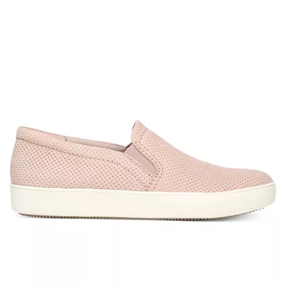 Nude pink naturalizer flats- still in the box.